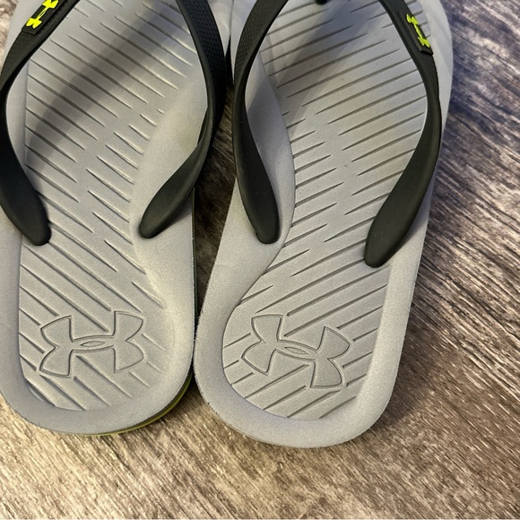 Under Armour Sandals/ Flip Flops Size Youth 1/2 - Picture 4 of 8